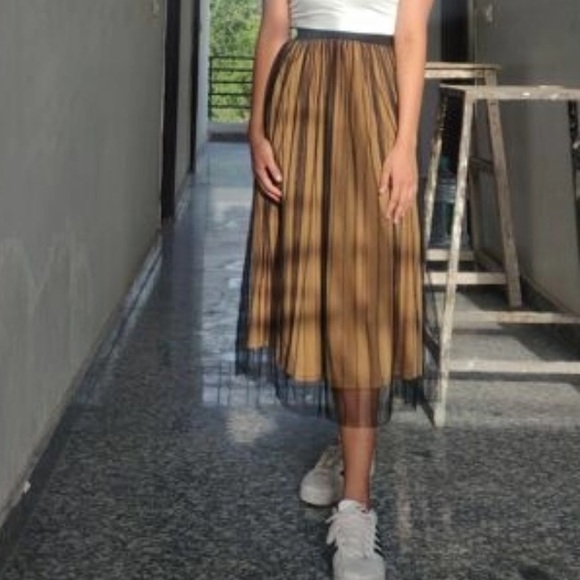 Elegant / modest Beige long skirt with black layer - Picture 5 of 7